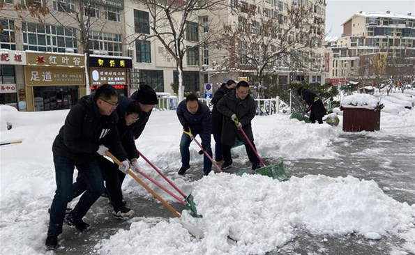 以動制“凍”，溫暖護行——威海產投集團開展清雪行動